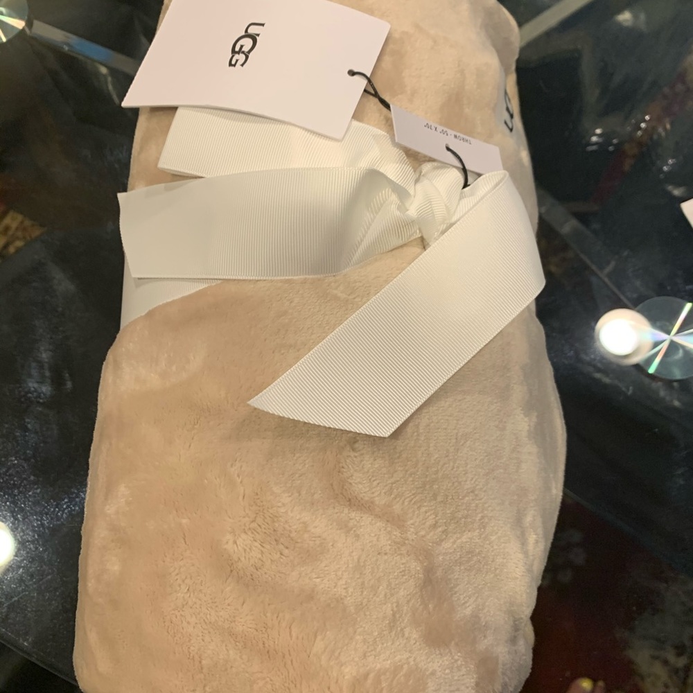 BNWT UGG 50” X 70” Super Soft Blanket - Picture 5 of 7